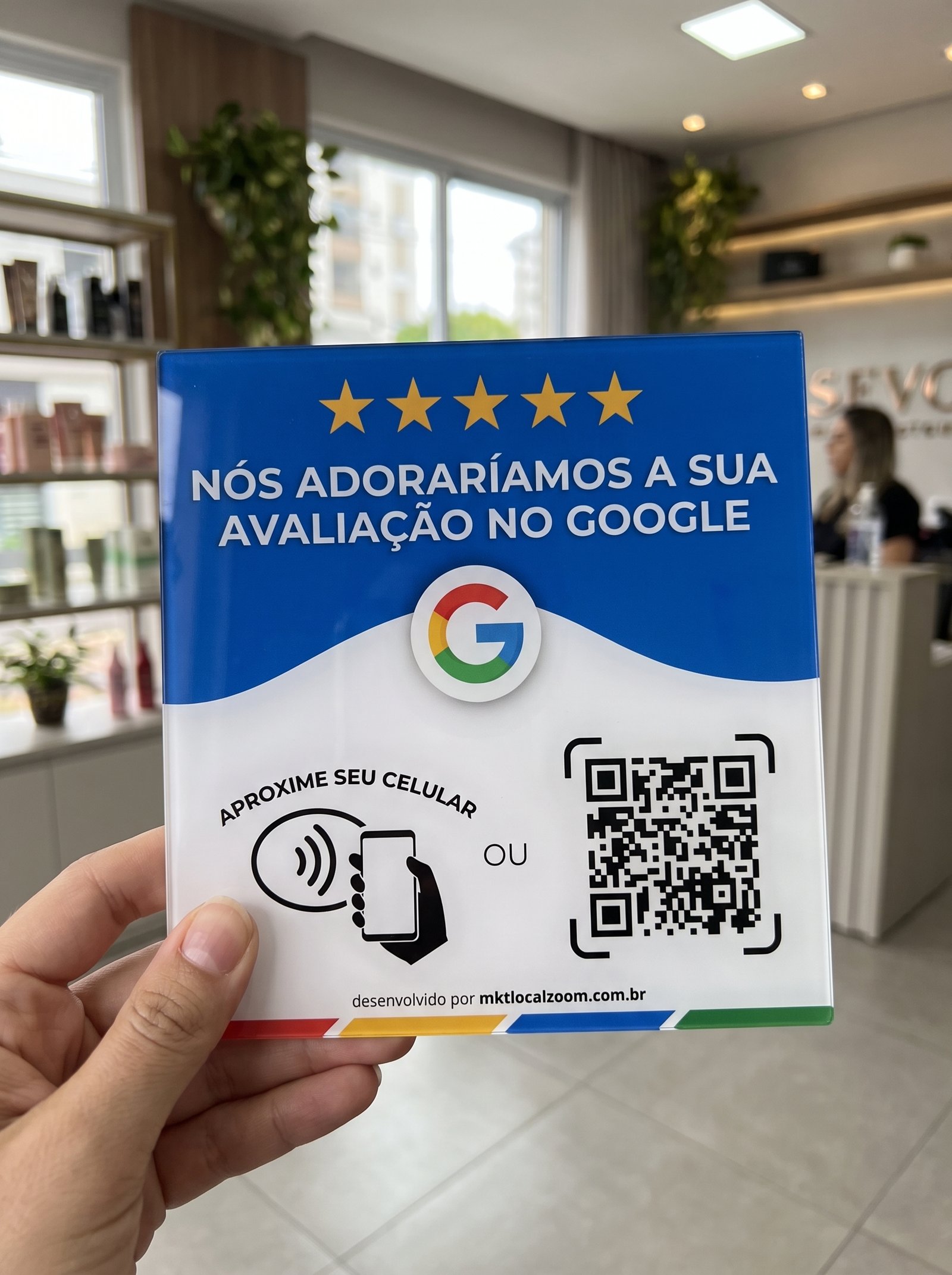 Placa de avaliação do Google da Local Zoom no balcão de uma clínica